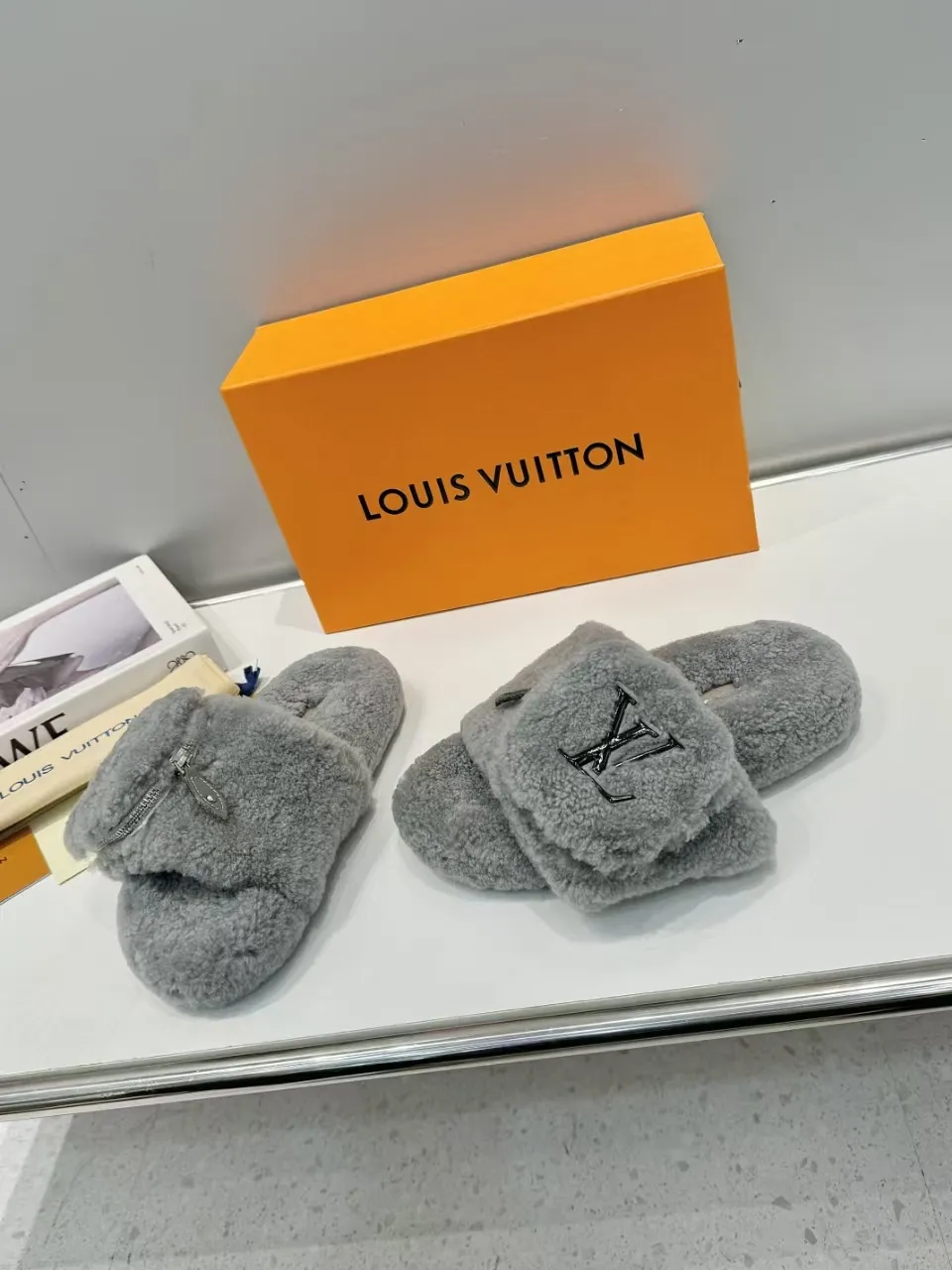 👟👟Ex-factory price 500👟👟 Popular style [LV mop] official website synchronization: counter quality! My family only makes all-genuine lamb 🐑 wool. A giant trendy fall and winter thick-soled fur flip flop. The super comfortable and luxurious wool texture makes your feet more beautiful, confident and comfortable. It is very suitable for home and outdoor use. 1: Fabric: Genuine leather lamb 🐑 wool 2: Lining: Genuine leather lamb 🐑 wool 3: Foot pads: Genuine leather lamb 🐑 wool 4: Outsole: Wear-resistant and non-slip rubber outsole 5: Number of yards: 35-41 yards [Note: 41 customized]